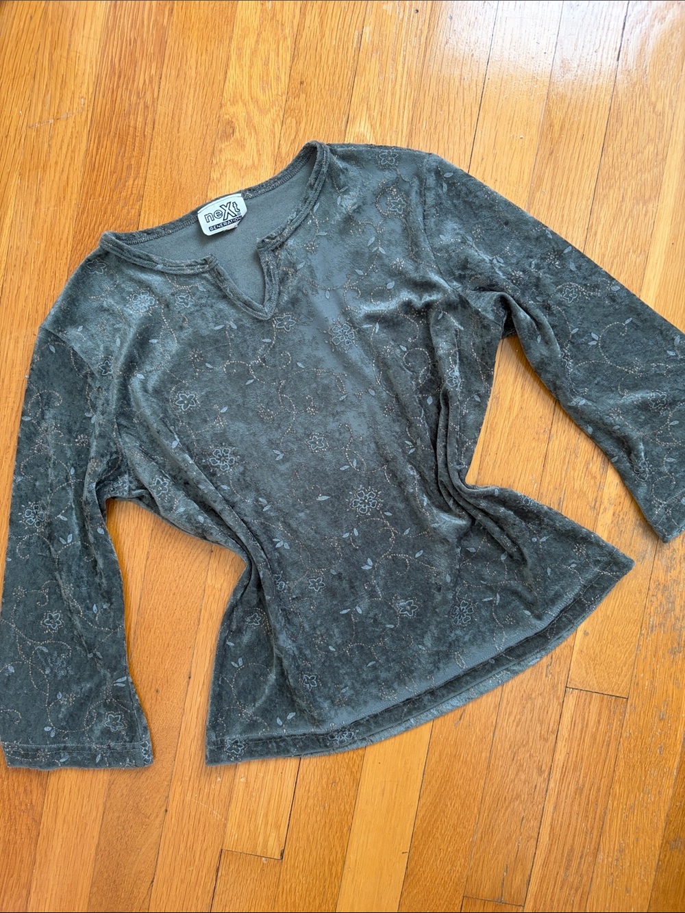 Vintage Y2K Stretch Grey Velvet 3/4 Sleeve Floral & Metallic Print Top Blouse